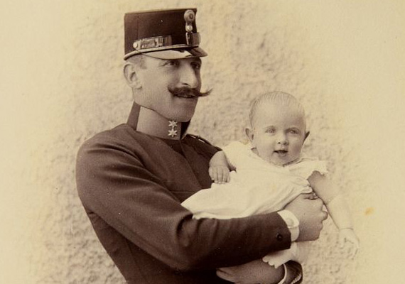 Édesapja, gróf Széchenyi Viktor földbirtokos, gazdálkodó, hosszú ideig Fejér megye főispánja (1871–1945)