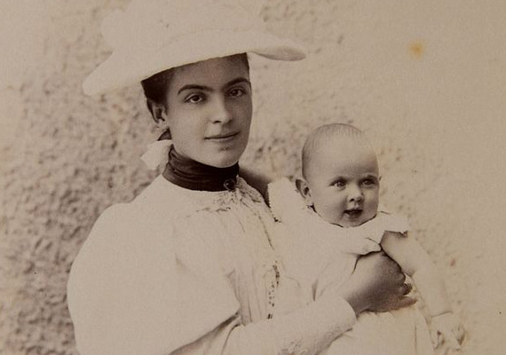 Édesanyja, gróf Ledebur–Wicheln Karolina (1875–1956)