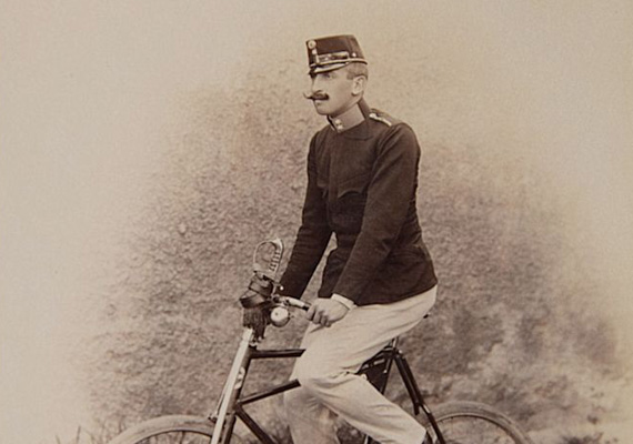 Széchenyi Viktor biciklin