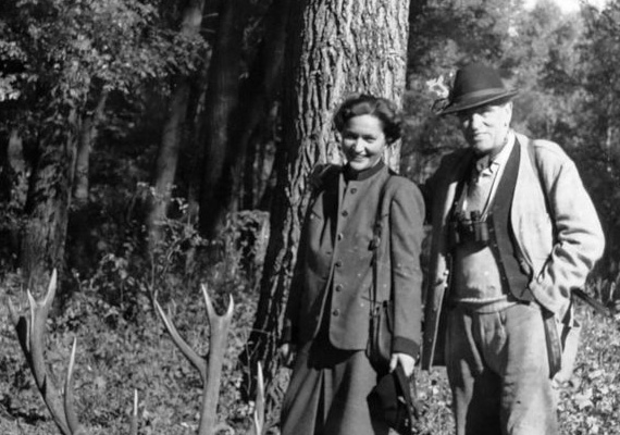 Széchenyi Zsigmond és felesége a Gemencen elejtett szarvassal