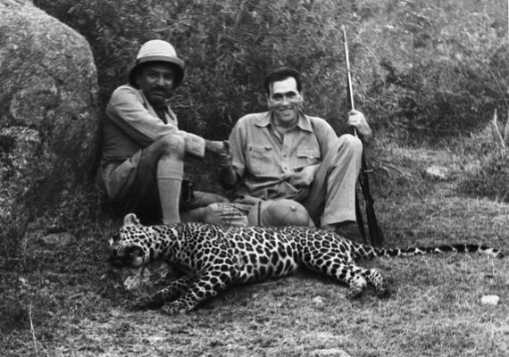 A mysorei vadászmester és a szerző a kecskerabló párduccal
