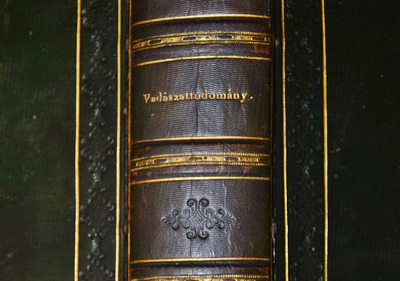 Pák Dienes: Vadászattudomány. 1-2. köt. Magyar Királyi Tudományegyetem, Buda, 1829. (Az első magyar nyelvű vadászkönyv)